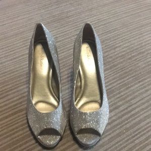 Sparky peep-toe low heeled dress pumps